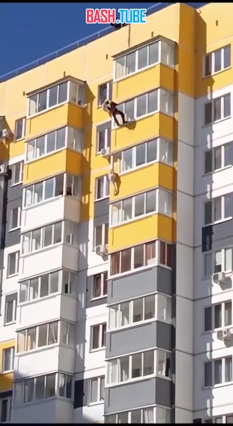 ⁣ В Краснодаре спасли мужчину, который повис на балконе 14 этажа