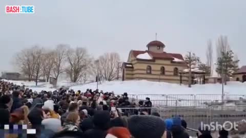 ⁣ Пришедшие проститься с Навальным решили использовать похороны как акцию протеста, сейчас толпа скандирует «нет войне»