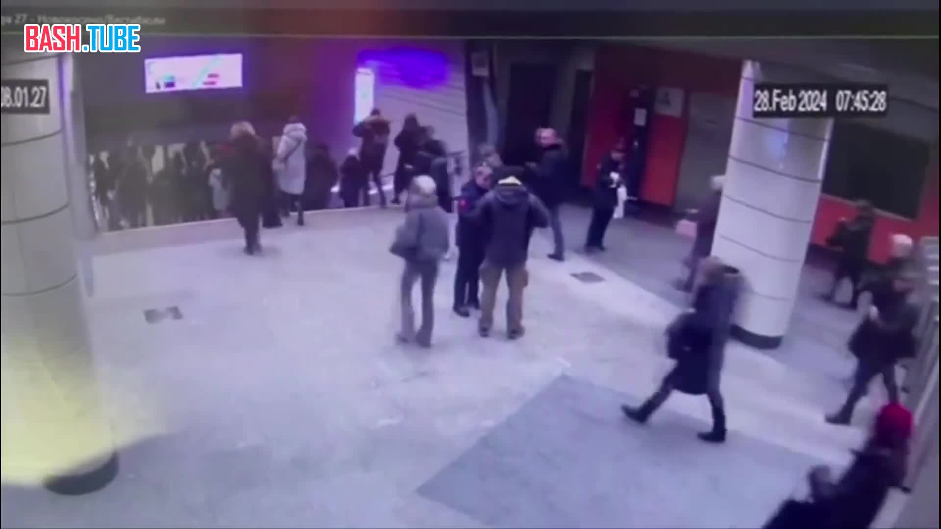 ⁣ Москвич не оплатил проезд в метро и ударил в лицо женщину-контролера