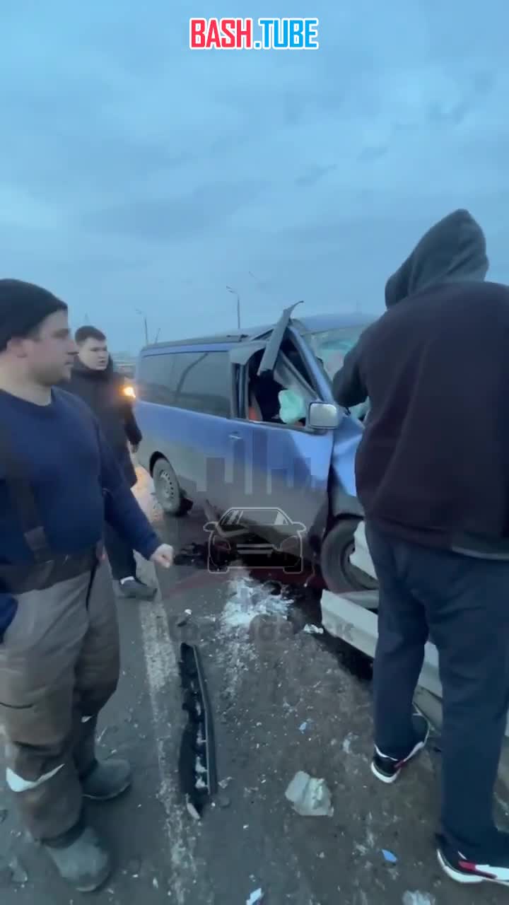 ⁣ В Красноярске мужчина спрыгнул с моста после ДТП на Николаевском мосту