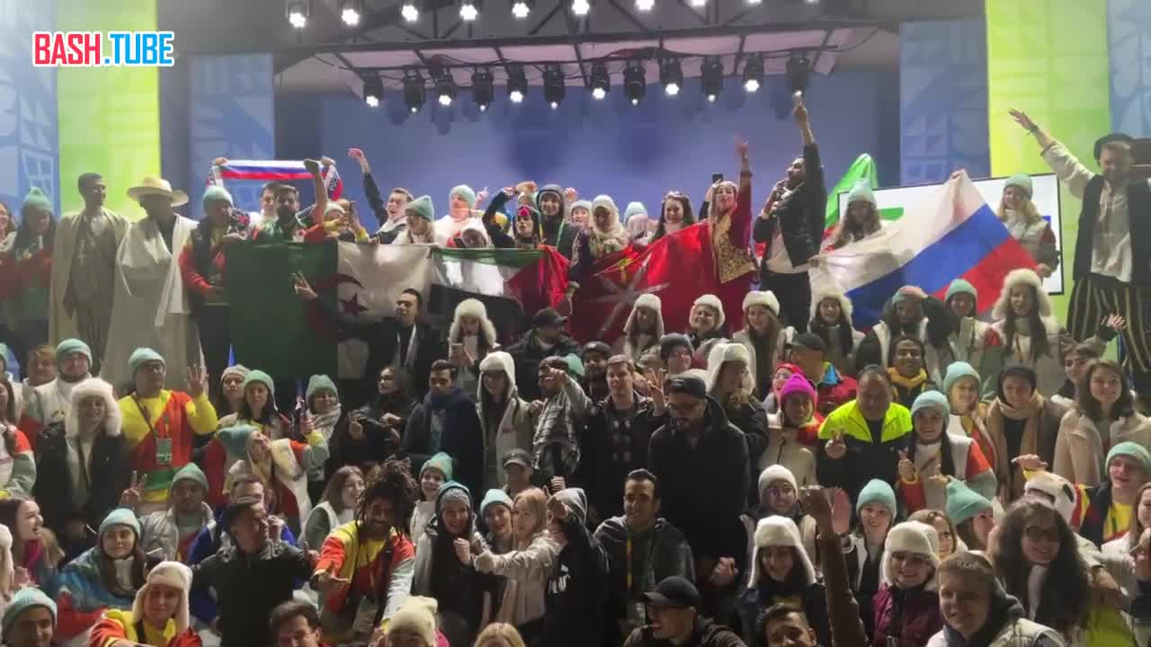  Участники Всемирного фестиваля молодежи, проходящего в Краснодарском крае, скандируют «Россия»