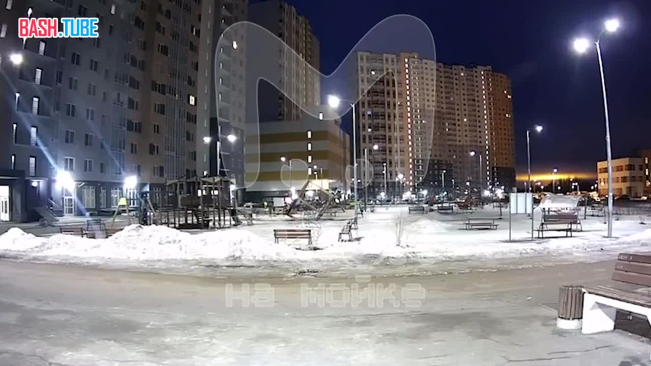 ⁣ Видео со звуком прилёта БПЛА по дому на Пискарёвском - во дворе отчётливо слышны чудовищные грохот и гул