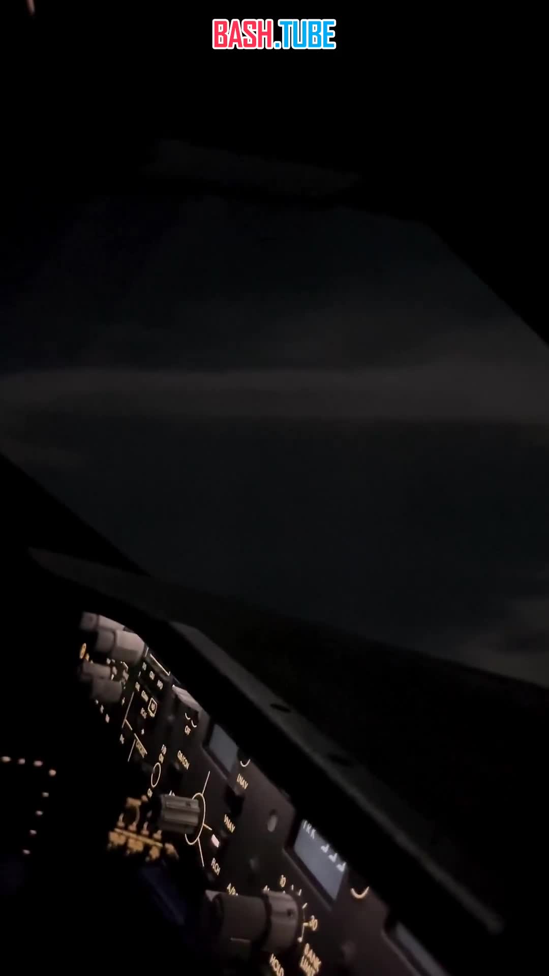 ⁣ Французский пилот заснял молнию которая бьёт снизу вверх