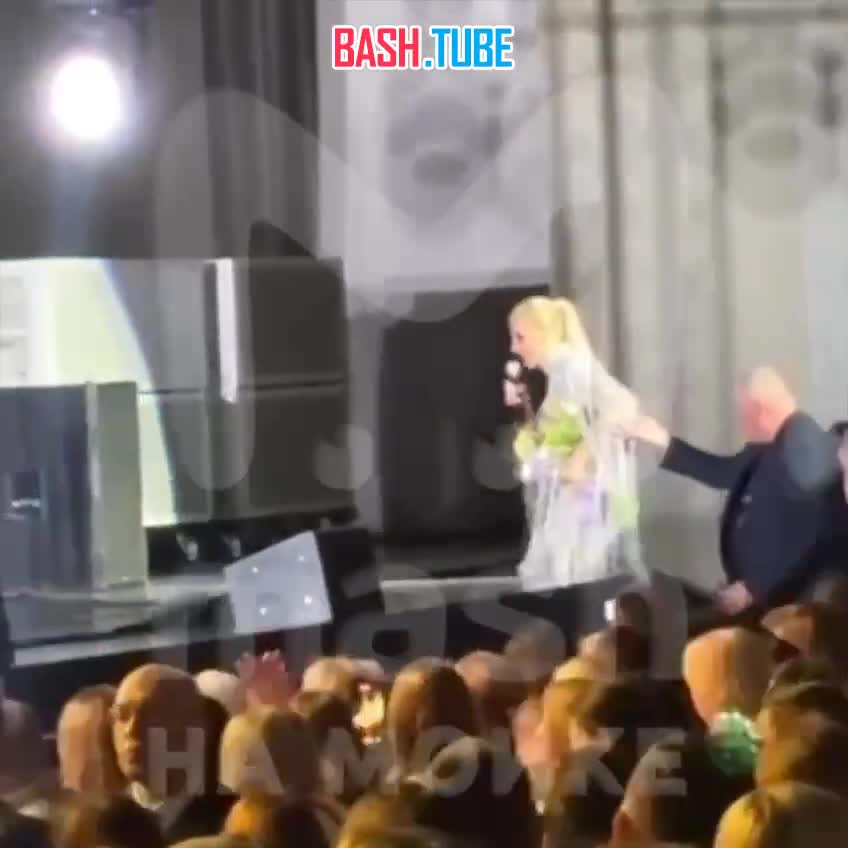  Кристина Орбакайте упала на сцене питерского БКЗ «Октябрьский» во время сегодняшнего выступления