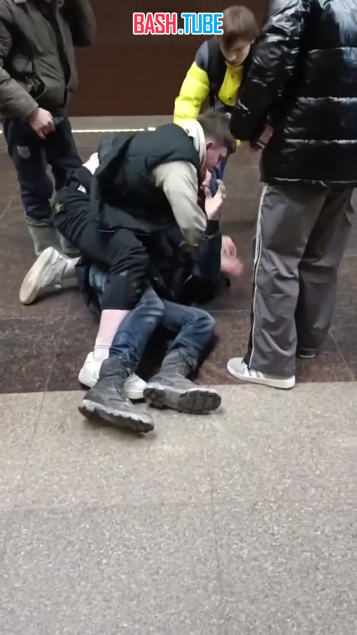 ⁣ В московском метро дерзкие подростки избили мужчину после того, как тот случайно задел плечом одного из них
