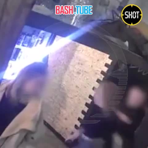 ⁣ Пьяная девушка сделала «розочку» из пивного бокала и набросилась на мужчин в баре в центре Москвы