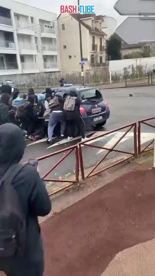 ⁣ Школьный бунт против полиции в 30-тысячном французском Кашане