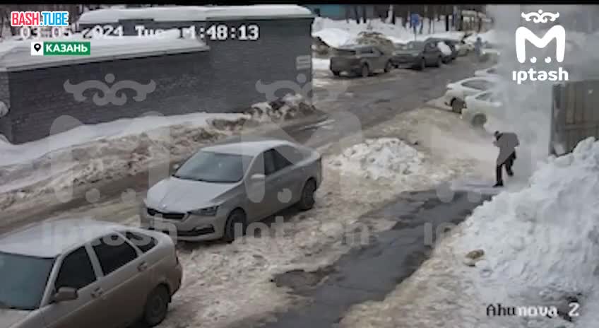 ⁣ Глыба льда упала на 14-летнего мальчика в Казани