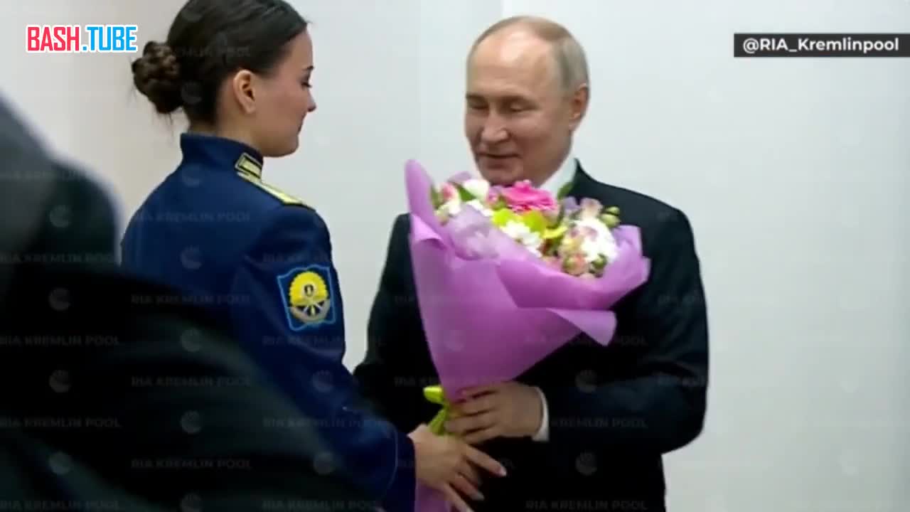 ⁣ «Сергей Кужугетович, это не для вас», - Путин передал букет по назначению