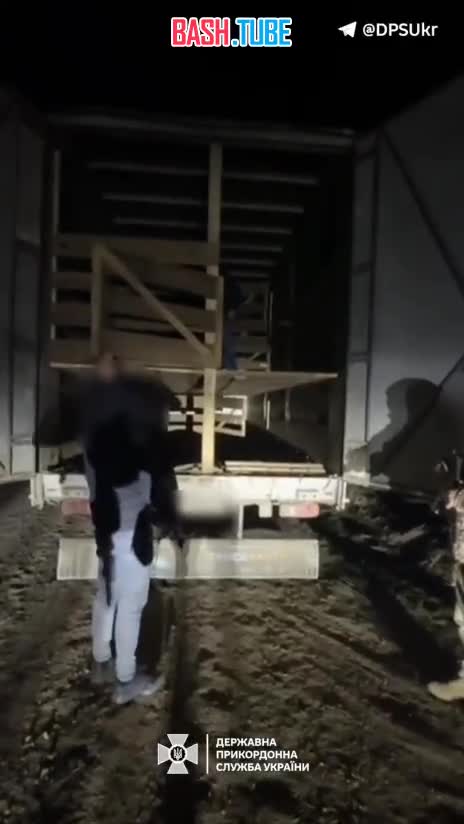 ⁣ Уклонисты пытались сбежать из Украины в грузовике для животных