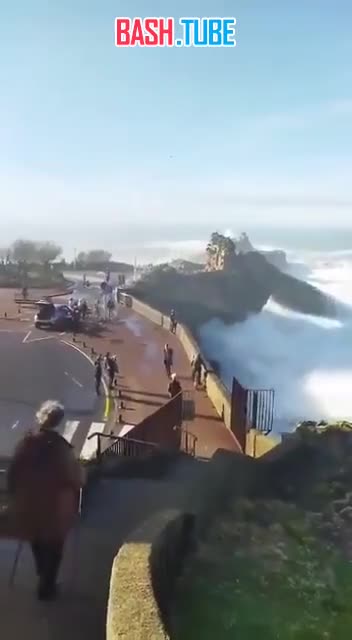 ⁣ Огромная волна, обрушившаяся на променад во французском Биаррице