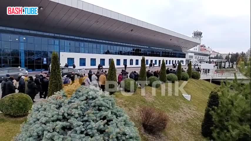 ⁣ В аэропорту Кишинёва собирается много людей