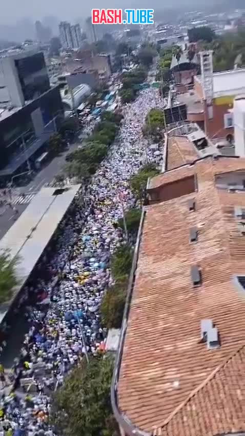 ⁣ В городах Колумбии прошли массовые протесты против президента страны Густаво Петро и его политики