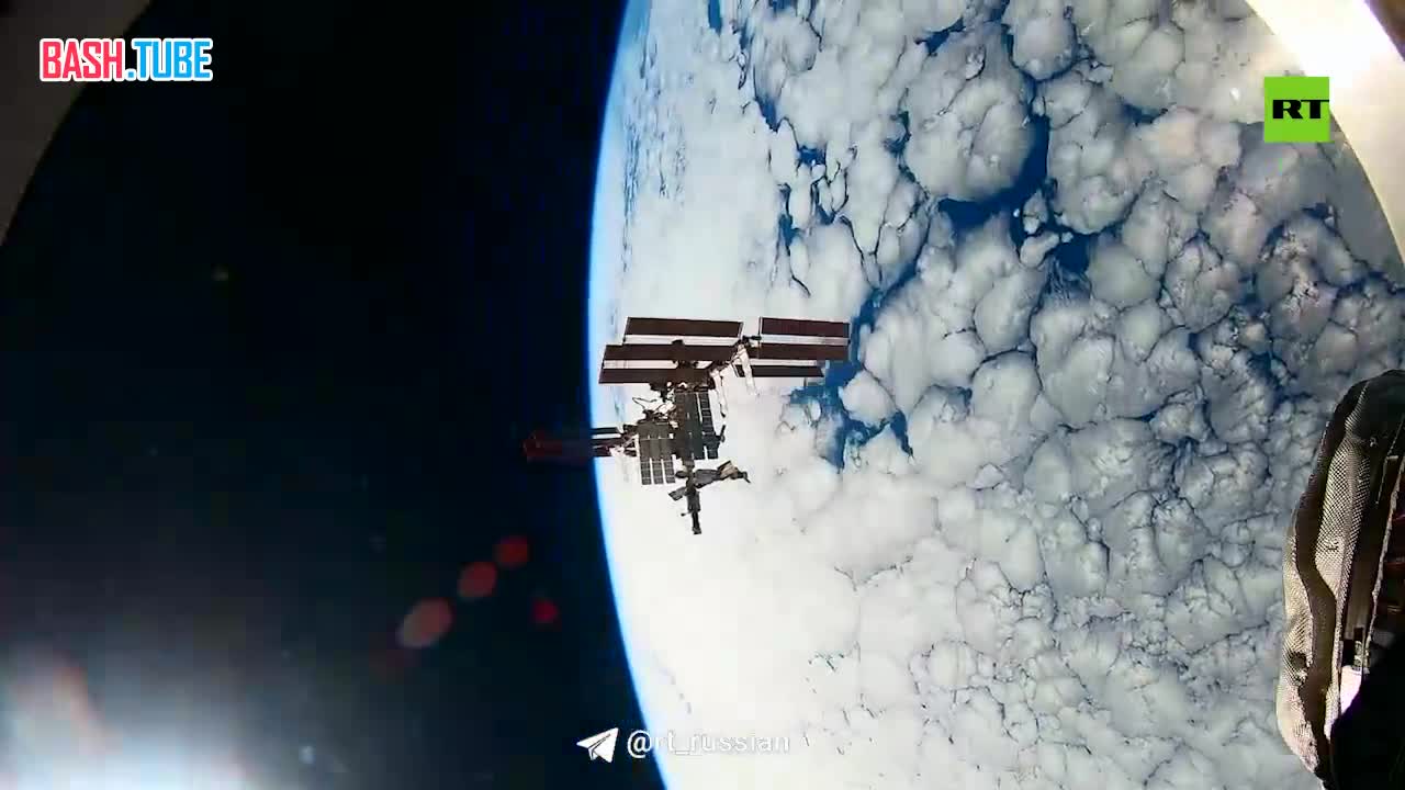 ⁣ Российские космонавты Олег Кононенко и Николай Чуб с борта МКС поздравили всех женщин с 8 Марта