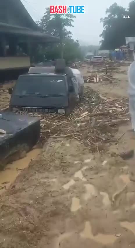 ⁣ 21 человек погиб из-за наводнений на острове Суматра