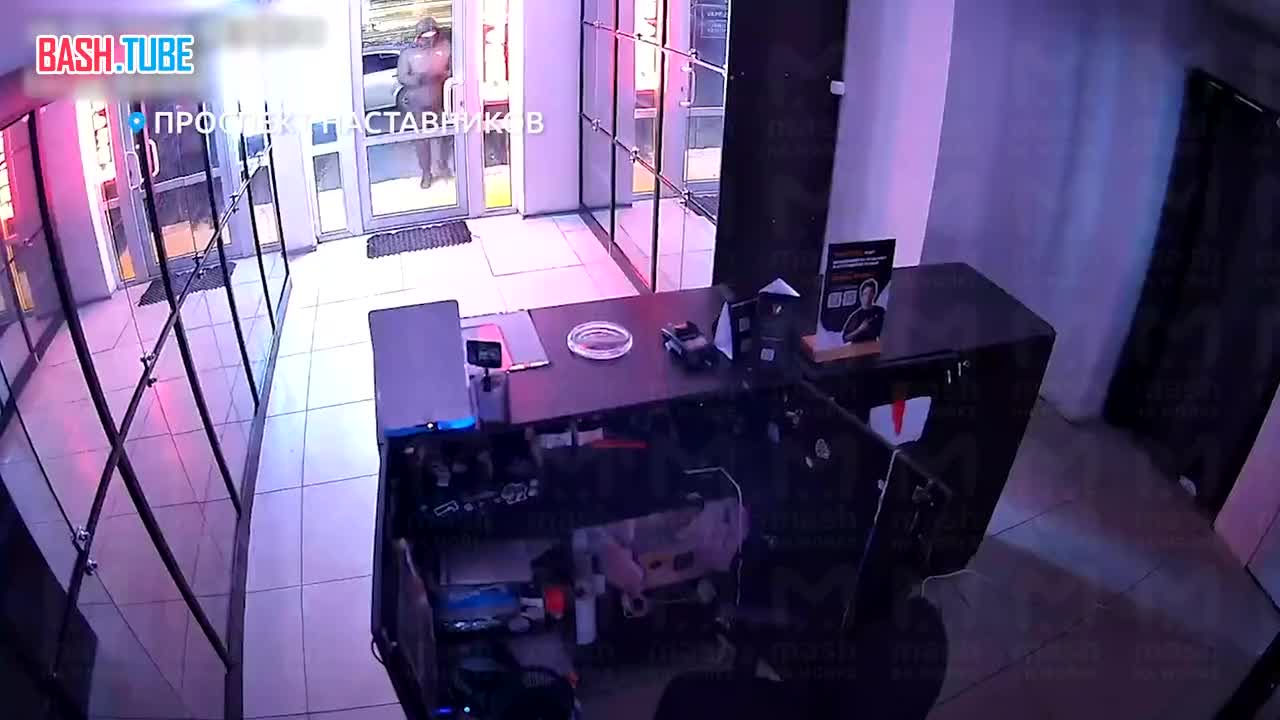 ⁣ Наглое ограбление вейп-шопа в Красногвардейском районе - квартет в чёрном залетает в магазинчик и сгребает всё себе в рюкзаки
