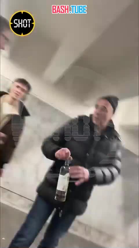 ⁣ Дмитрий Соколов из «Уральских пельменей» устроил потасовку в метро Екатеринбурга