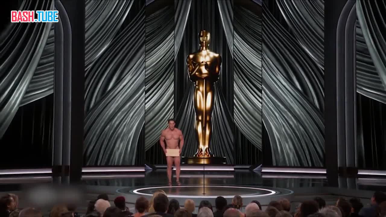 ⁣ На церемонии «Оскара» актер Джон Сина во время объявления номинации «Лучшие костюмы» вышел на сцену голым