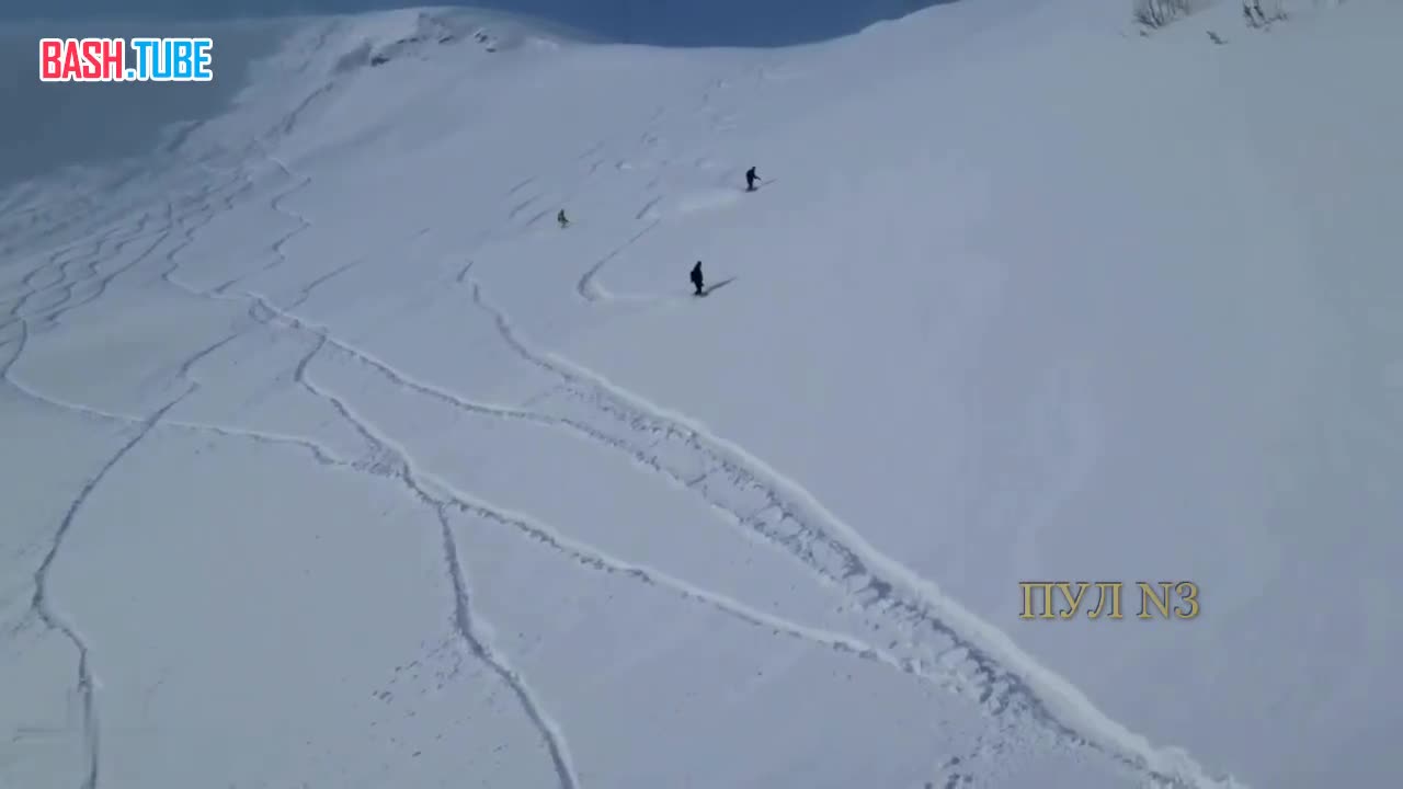 ⁣ Снежная лавина в Хакасии накрыла нескольких сноубордистов
