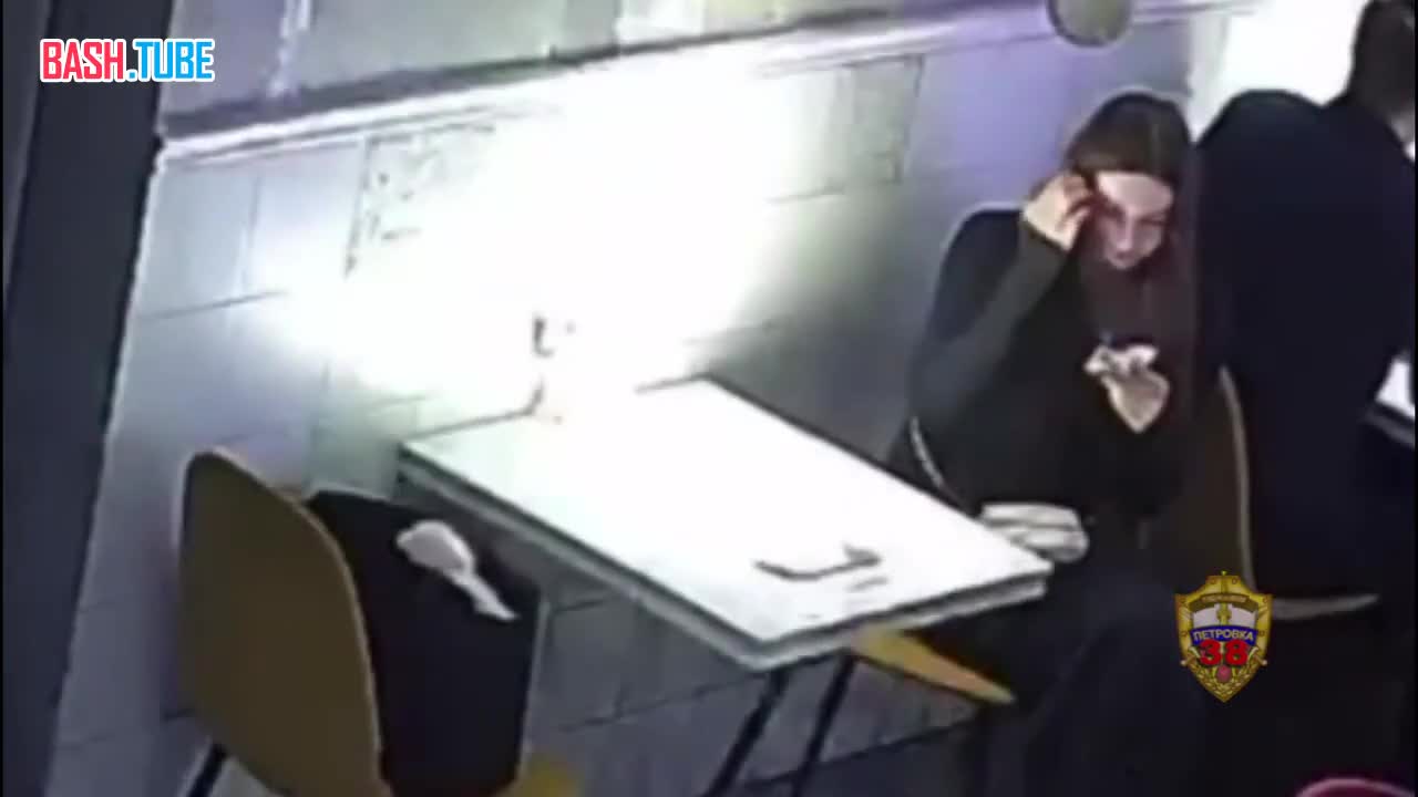 ⁣ Девушка украла шубу за 270 000₽ у посетительницы кафе в центре Москвы