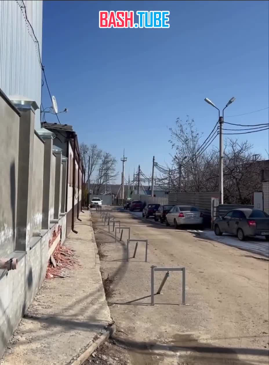 ⁣ Очевидцы публикуют момент попадания беспилотника в здание магазина в Белгороде