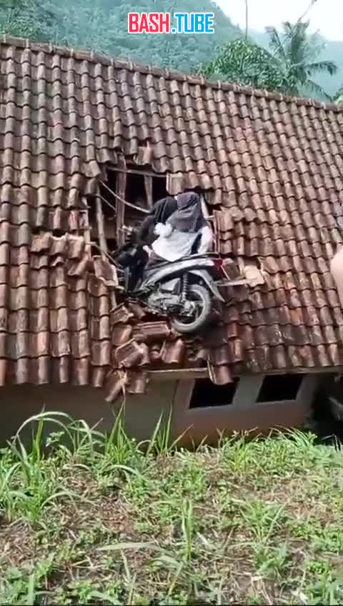 ⁣ Две женщины на мотоцикле на большой скорости пробили крышу дома в Индонезии, потеряв тормоза и отделались лёгким испугом