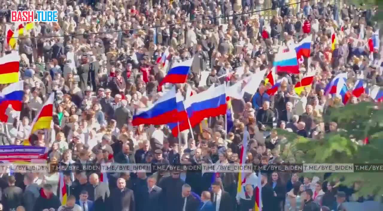 ⁣ В Цхинвале прошел митинг в поддержку российского президента