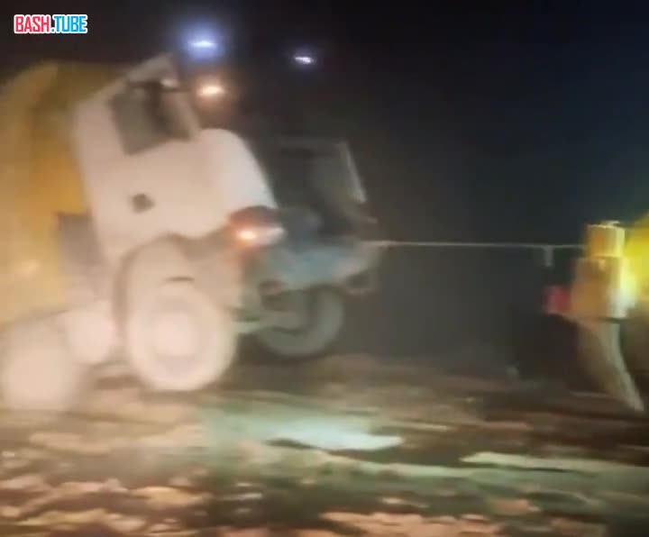 ⁣ Водитель выжил при падении грузовика со скалы в Турции