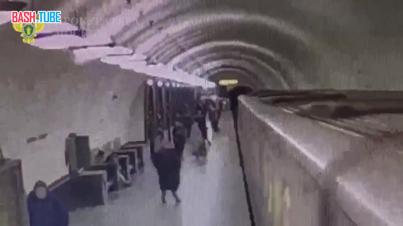 ⁣ В московском метро 23-летний неадекват набросился с ножом на девушку, которая отвергла его ухаживания