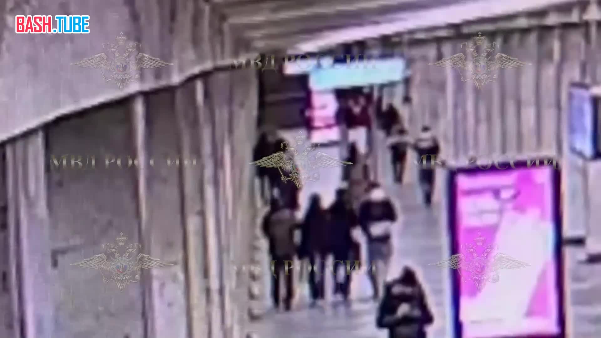 ⁣ В Москве мужчина во время ссоры с бывшей девушкой толкнул ее под поезд в метро