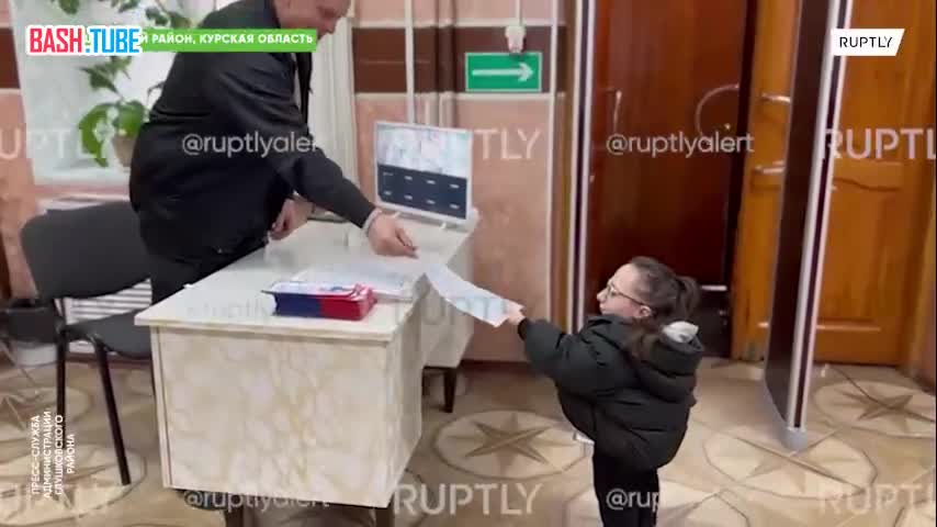  Самая маленькая девушка России отдала свой голос на выборах президента в Глушковском районе Курской области