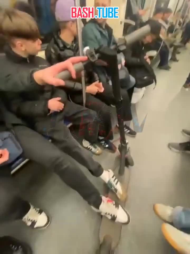 ⁣ В московском метро мужчина попросил молодежь вести себя потише - в ответ был послан