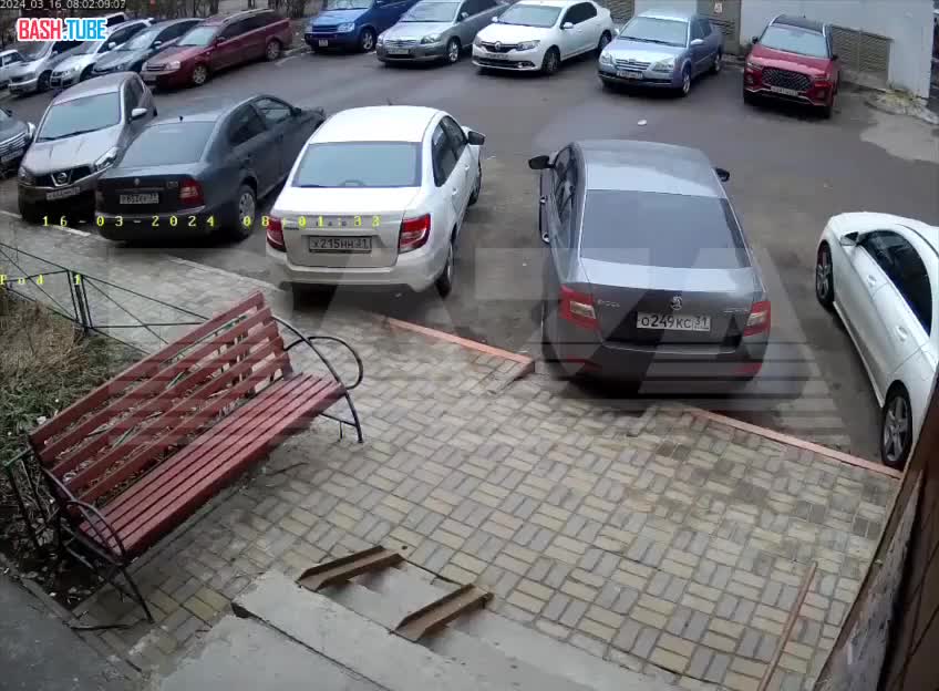 ⁣ Появились кадры мощного прилета по автомобилю во время обстрела в Белгороде
