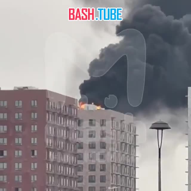 ⁣ Густой чёрный дым валит с крыши строящегося здания на Голландской в Янино - очевидцы шлют кадры с зумом на очаг возгорания