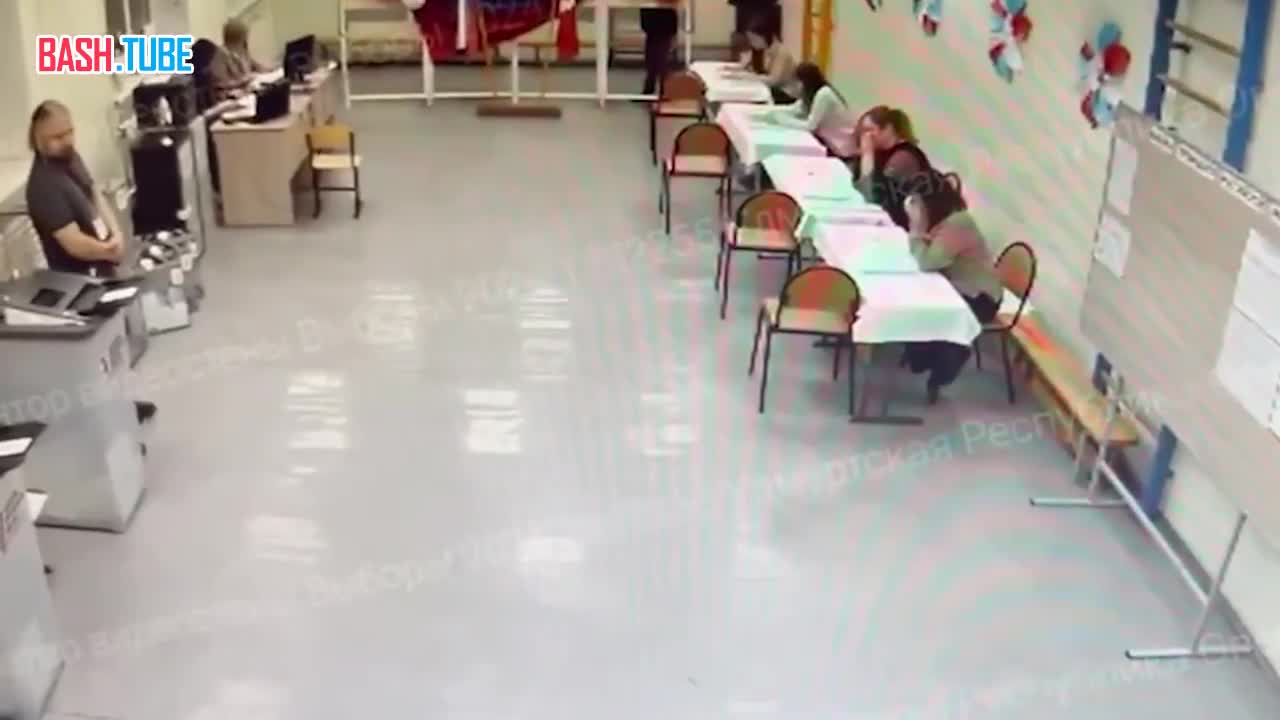 ⁣ Член комиссии от КПРФ попыталась залить зелёнкой урну для голосования в Удмуртии