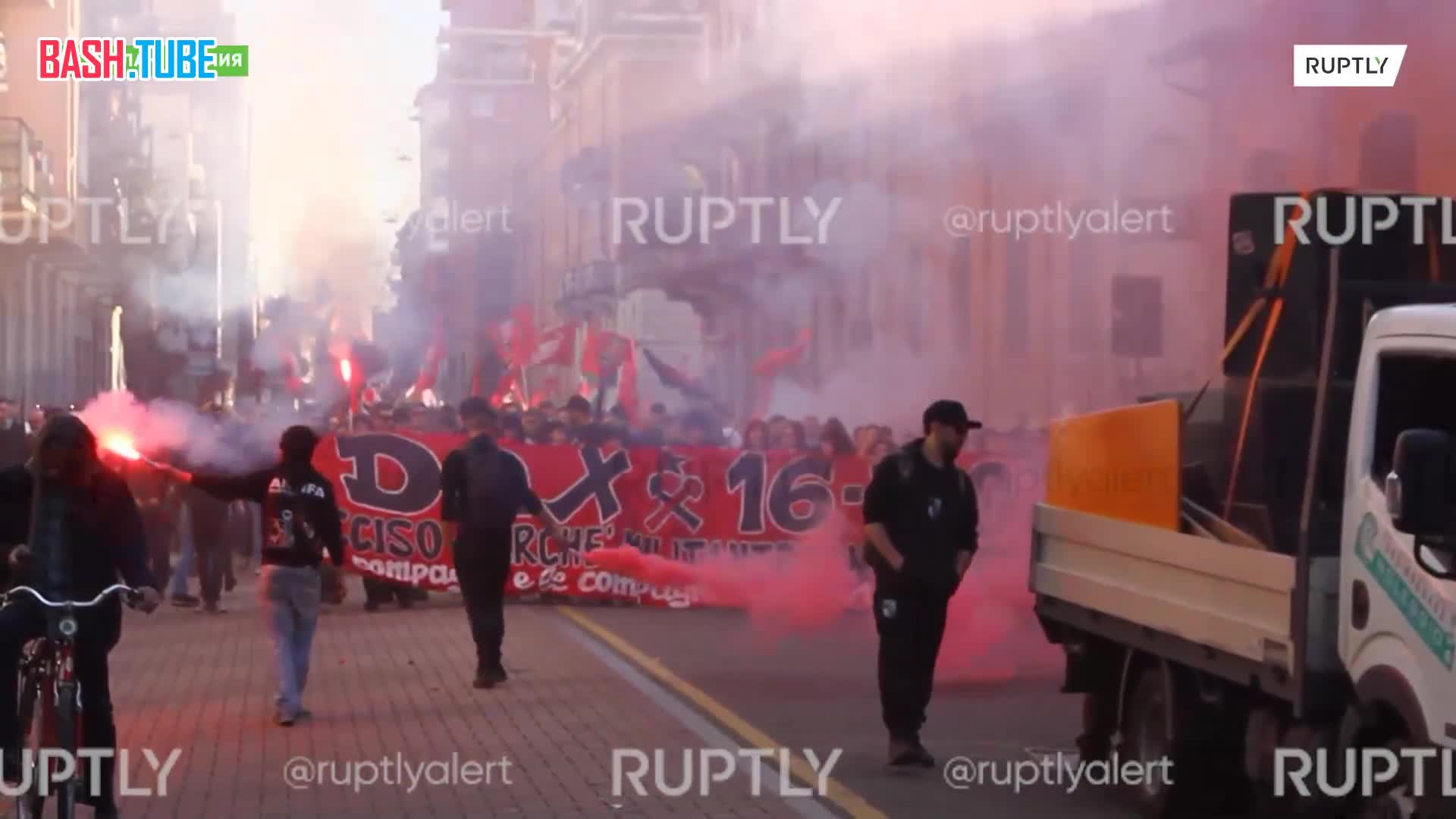 ⁣ Многотысячный марш антифашистов прошел в Милане