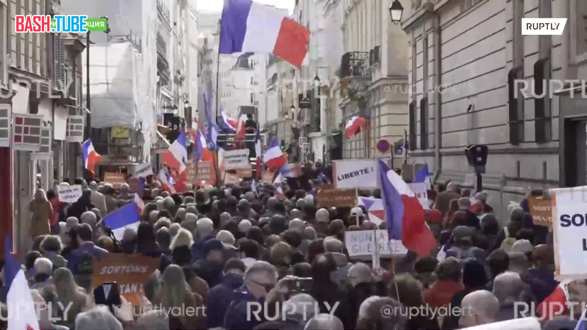 ⁣ Тысячи парижан прошли маршем по улицам города, требуя прекращения военной поддержки Украины