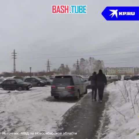 ⁣ Полицейские задержали новосибирца, который с ножом нападал на прохожих прямо среди белого дня