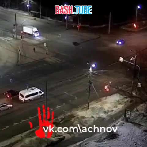 ⁣ Фургон перевернулся после столкновения с легковушкой на перекрёстке Комсомольского проспекта и Свердловского проспекта