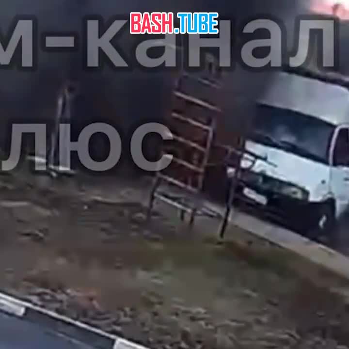 ⁣ Момент обстрела ВСУ и его последствия на улице Макаренко в Белгороде