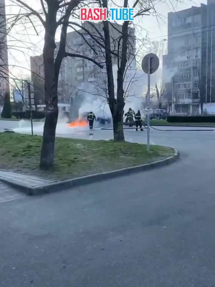 ⁣ Машина вспыхнула прямо посреди дороги на 40-летия Победы этим утром в Краснодаре