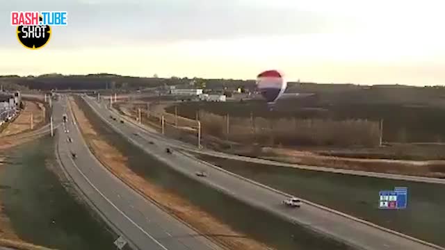⁣ Воздушный шар с людьми врезался в высоковольтные провода и загорелся рядом с городом Рочестер, США