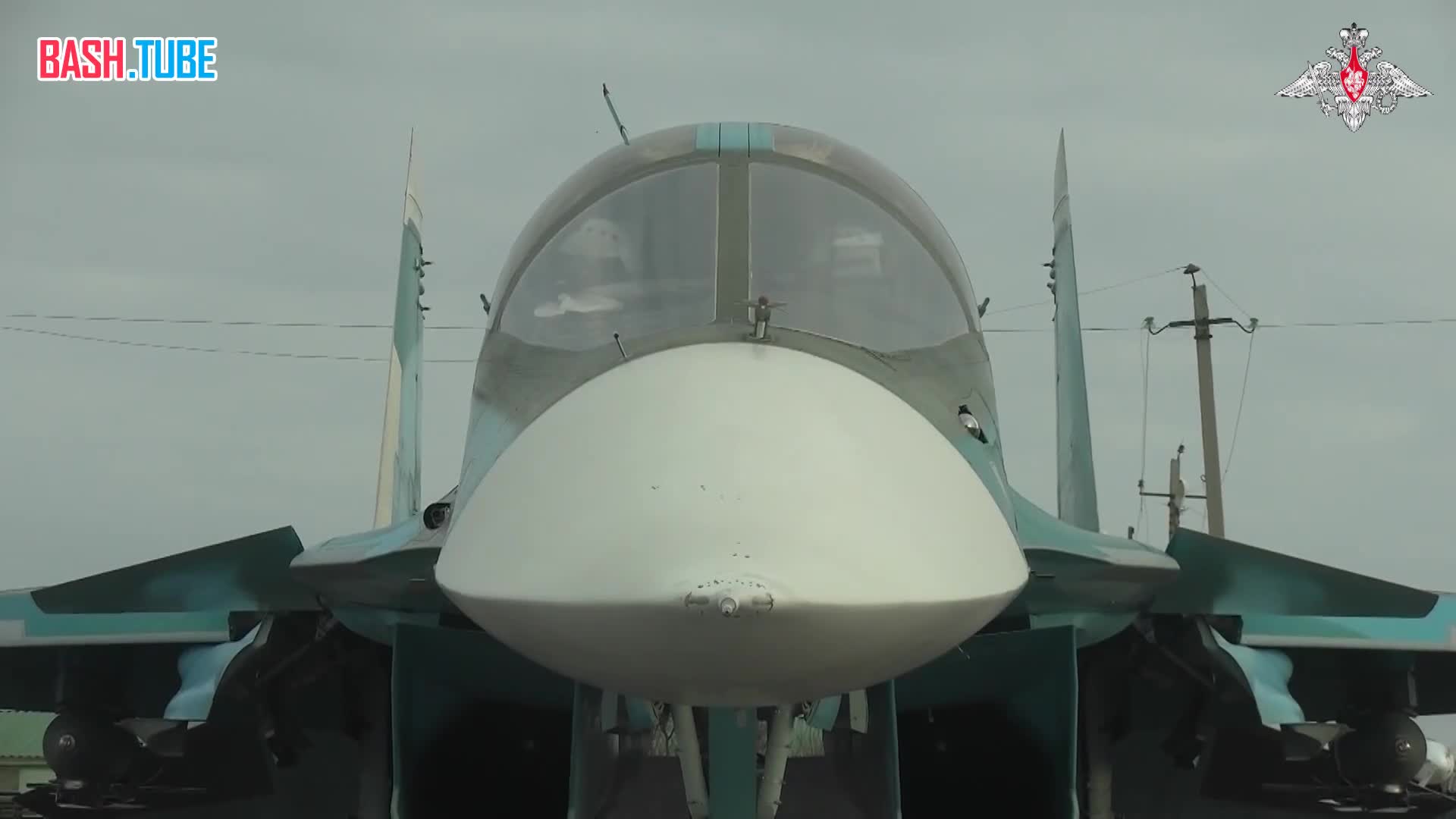 ⁣ Экипажи Су-34 нанесли удар неуправляемыми авиационными бомбами ФАБ-500 с универсальным модулем планирования и коррекции