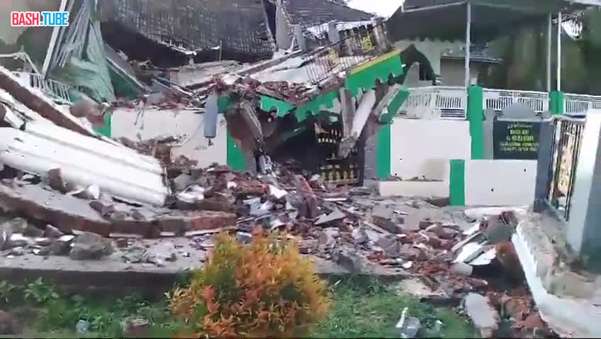  Разрушенная землетрясением магнитудой 6.4 мечеть в городе Балибак (Индонезия, 22 марта 2024)
