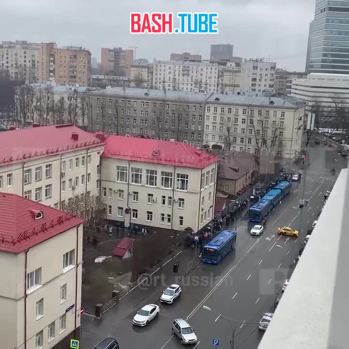 ⁣ Длинные очереди выстраиваются со вчерашнего дня у станций переливания крови в Москве