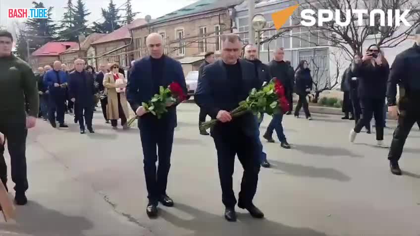 ⁣ Руководство Южной Осетии во главе с президентом Аланом Гаглоевым возложило цветы к стихийному мемориалу у посольства России