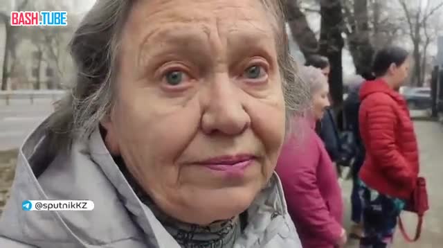  Казахстанцы несут цветы к зданию Генконсульства России в Алматы