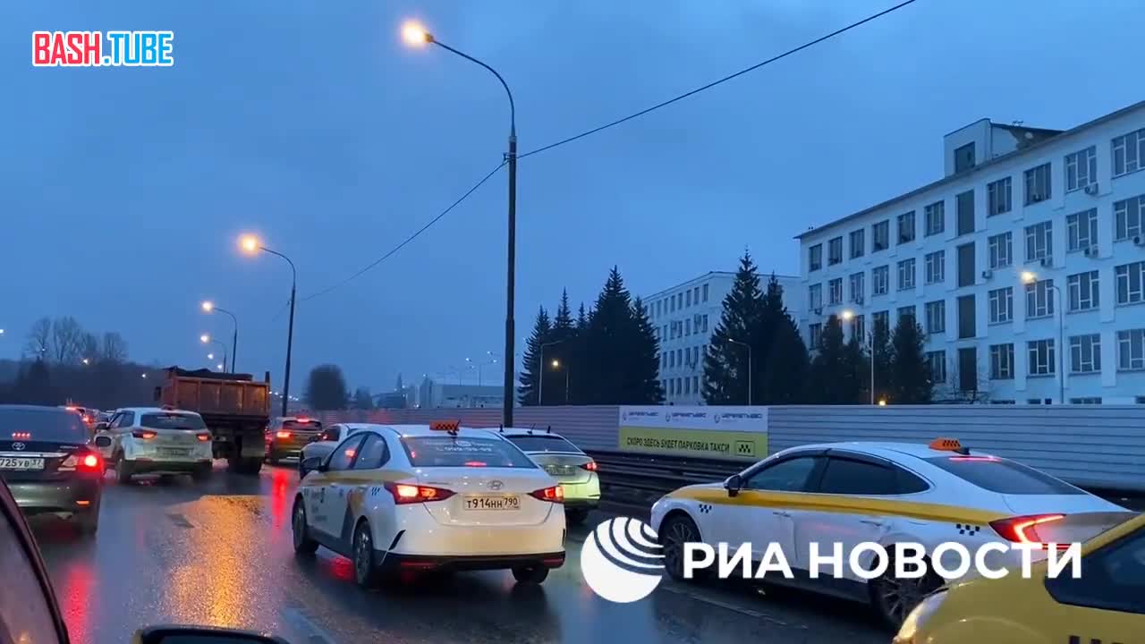 ⁣ На дорогах Москвы по-прежнему сохраняется максимальный режим тревоги