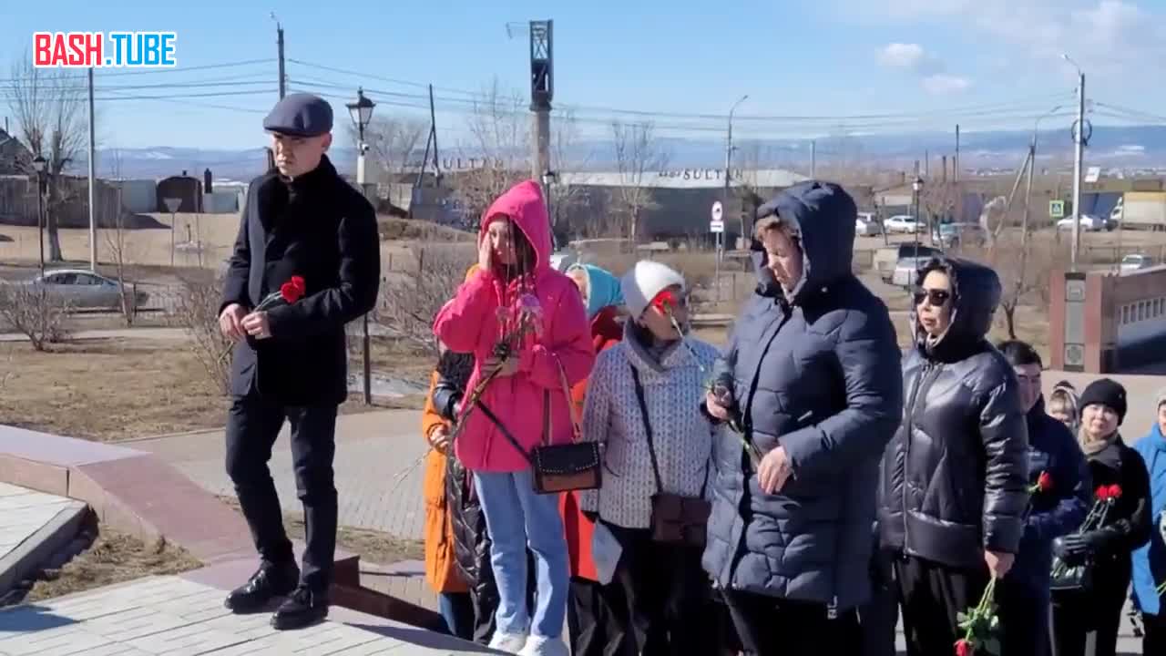  Уланудэнцы возлагают цветы к мемориалу