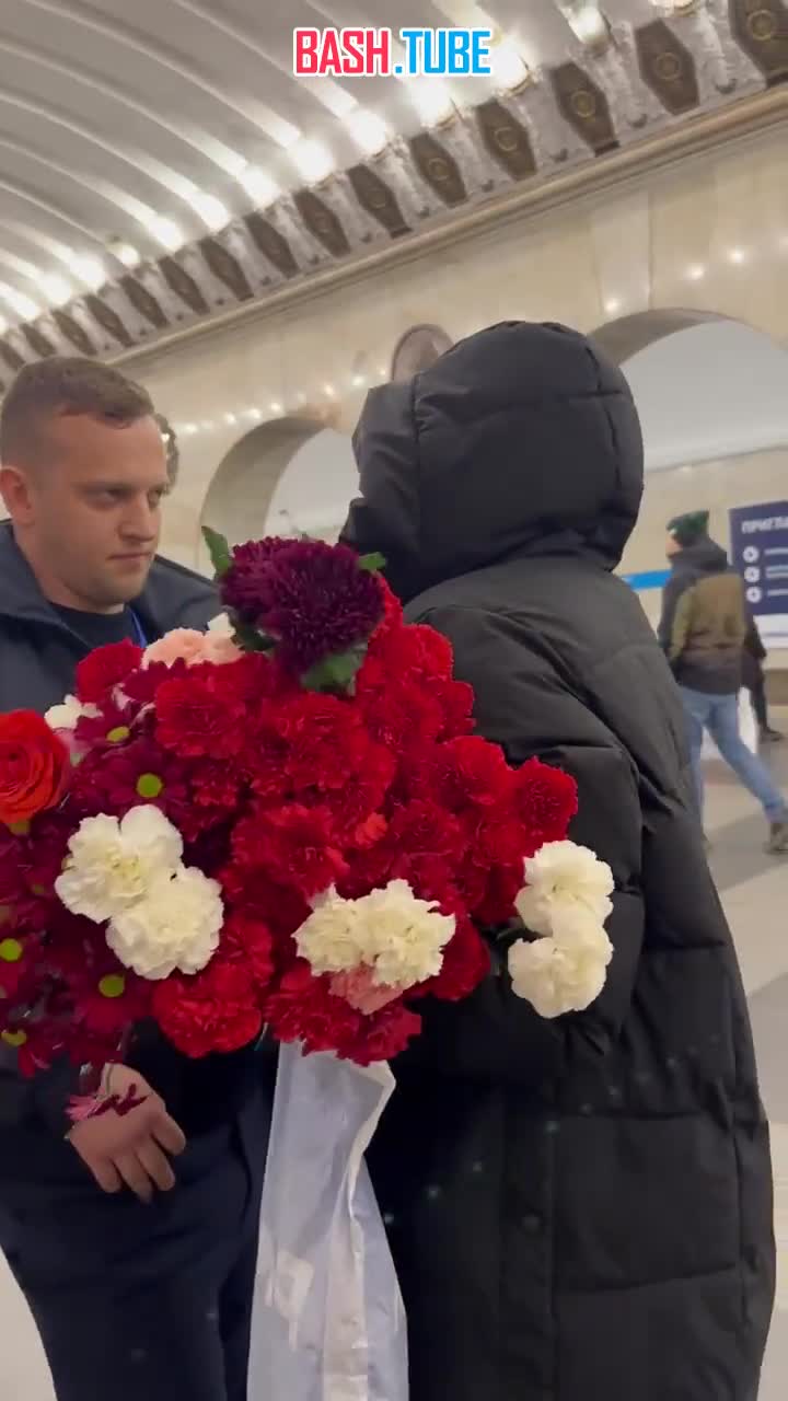 ⁣ А в Петербурге женщина украла цветы и игрушки с импровизированного мемориала жертвам теракта в «Крокусе»